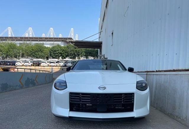 日產400Z亮相港口，車身線條流暢，搭載V6引擎，操控感強烈！-有駕