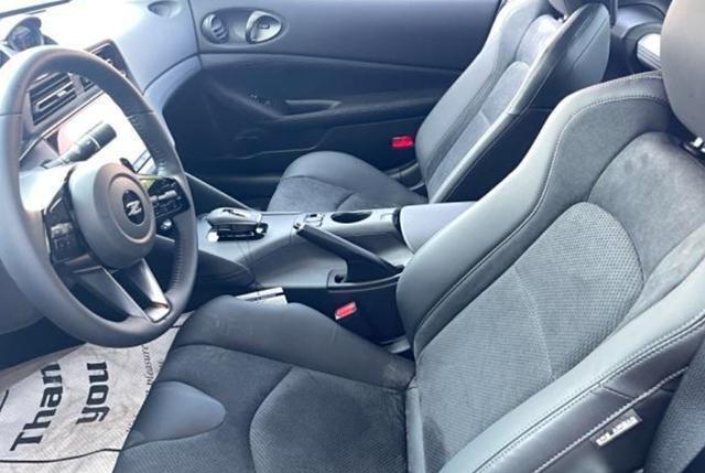 日產400Z亮相港口，車身線條流暢，搭載V6引擎，操控感強烈！-有駕