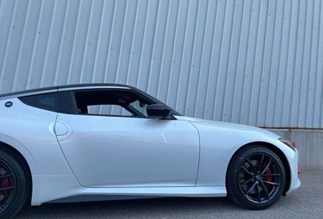 日產400Z亮相港口，車身線條流暢，搭載V6引擎，操控感強烈！-有駕