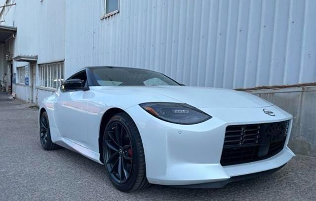 日產400Z亮相港口，車身線條流暢，搭載V6引擎，操控感強烈！-有駕