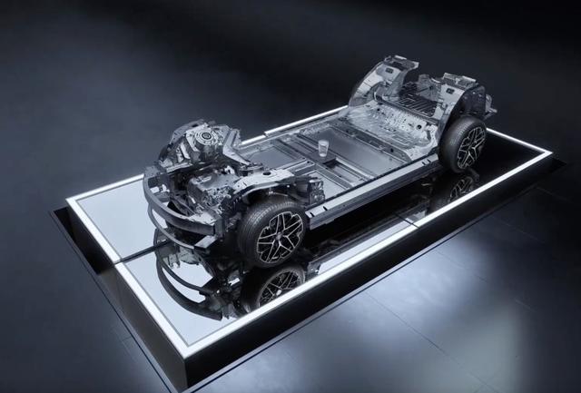 Ultra并非小米SU7最強(qiáng)版！雷軍還憋了個(gè)“四電機(jī)”大招！-有駕