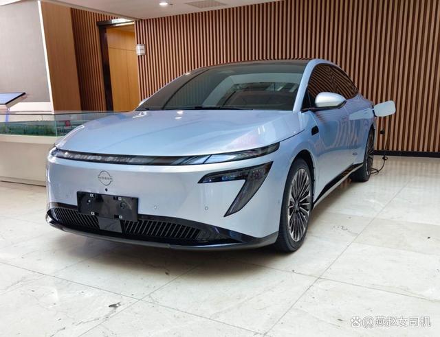 東風(fēng)日產(chǎn)N7實(shí)車到店，長(zhǎng)超4米9+無框車門，配云毯座椅+高階智駕-有駕