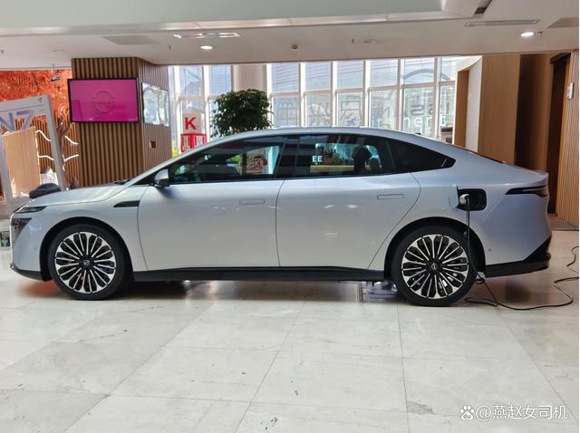 東風(fēng)日產(chǎn)N7實(shí)車到店，長(zhǎng)超4米9+無框車門，配云毯座椅+高階智駕-有駕