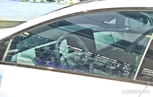 東風(fēng)日產(chǎn)N7實(shí)車到店，長(zhǎng)超4米9+無框車門，配云毯座椅+高階智駕-有駕