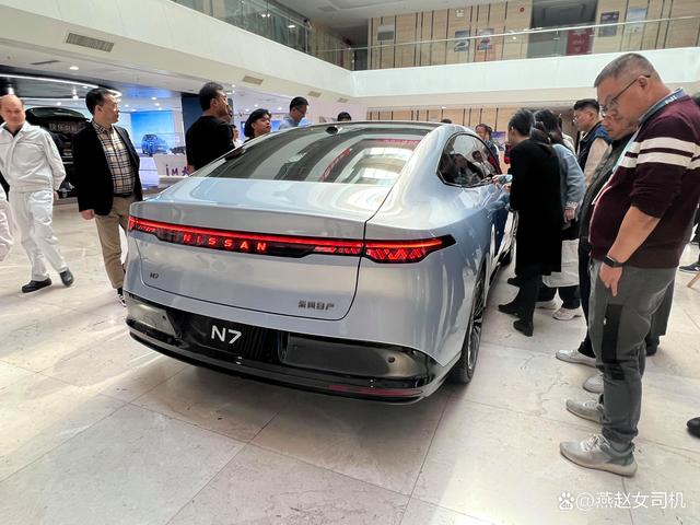 東風(fēng)日產(chǎn)N7實(shí)車到店，長(zhǎng)超4米9+無框車門，配云毯座椅+高階智駕-有駕