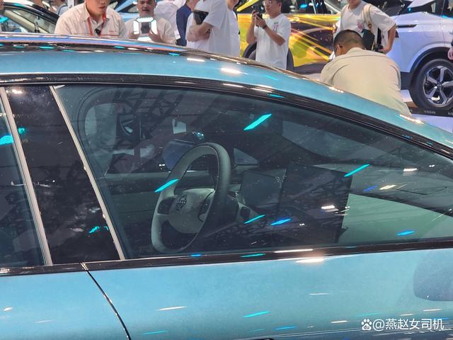 東風(fēng)日產(chǎn)N7實(shí)車到店，長(zhǎng)超4米9+無框車門，配云毯座椅+高階智駕-有駕