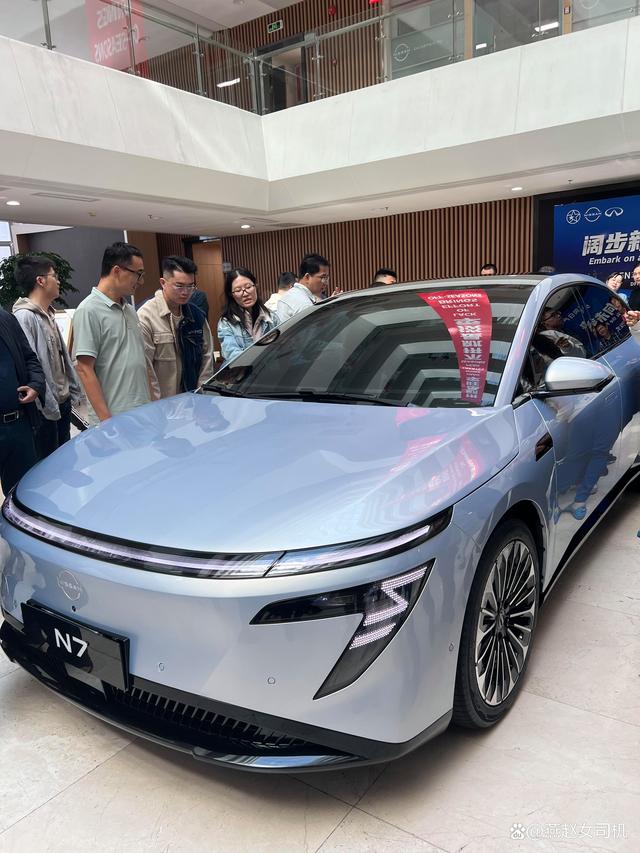 東風(fēng)日產(chǎn)N7實(shí)車到店，長(zhǎng)超4米9+無框車門，配云毯座椅+高階智駕-有駕