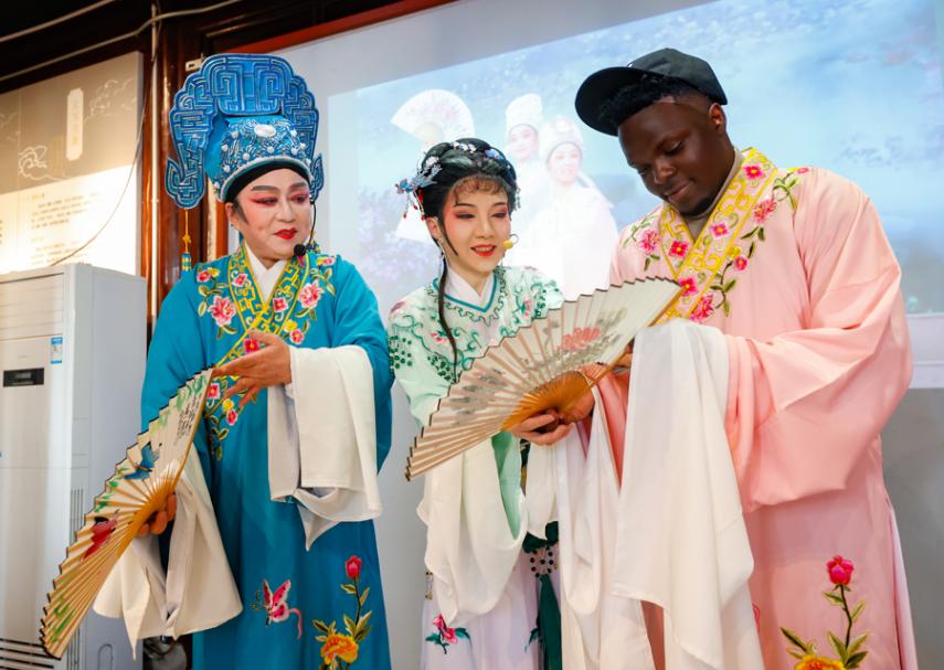 東華大學邀20國留學生體驗傳統文化