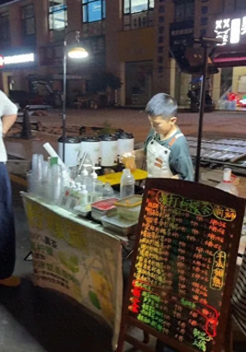 五年級小學生擺攤賣奶茶月入4000