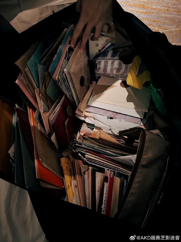 趙雅芝把粉絲送的400封信簽名后回寄