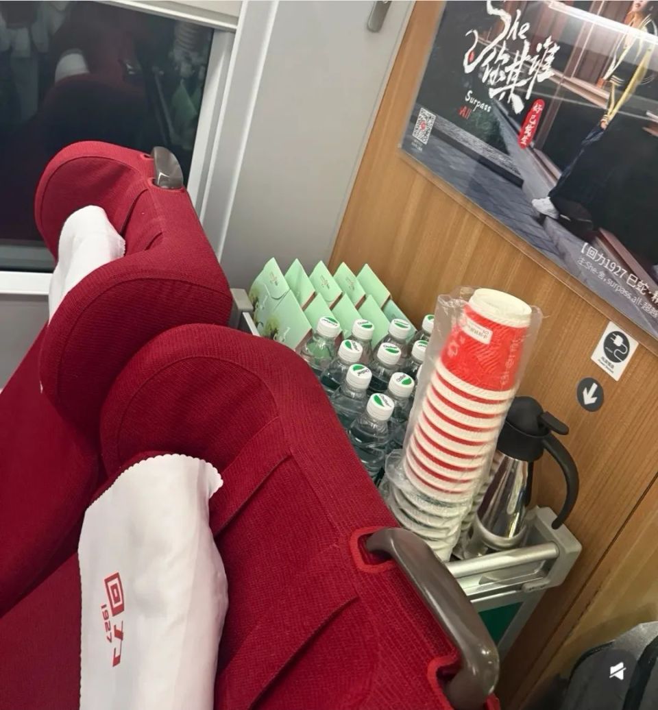 乘客吐槽一等座背后放售貨車太鬧心