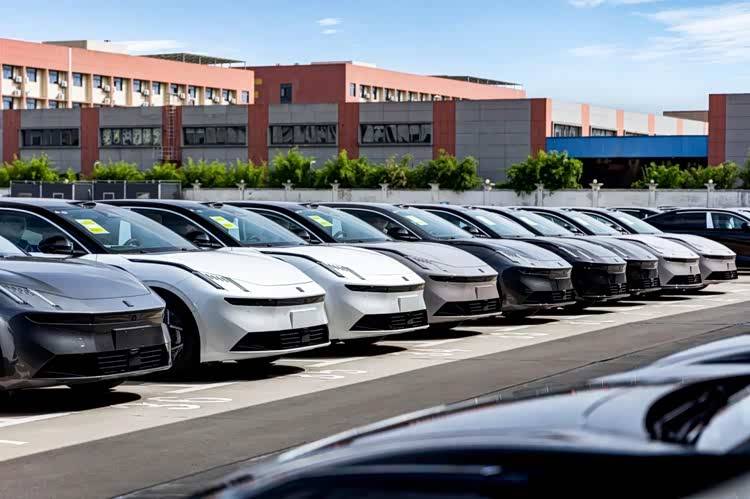 為何能“閉眼入”?領克10 EM-P萬臺下線的成績單說明一切