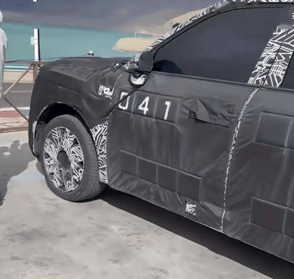 雷軍親赴新疆測試?小米第三款車 YU9 多張實車諜照曝光