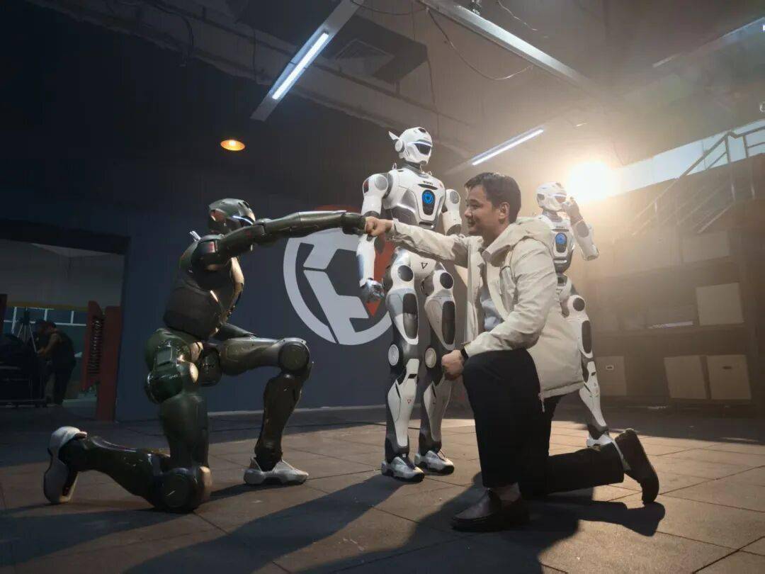 眾擎T800人形機(jī)器人發(fā)布:18萬元起,行業(yè)首搭固態(tài)動(dòng)力電池