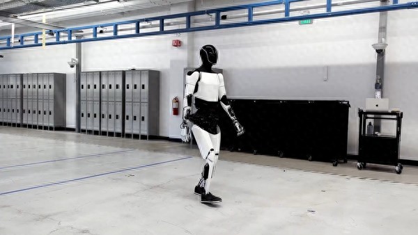 最新進展!特斯拉發布人形機器人“擎天柱”跑步視頻